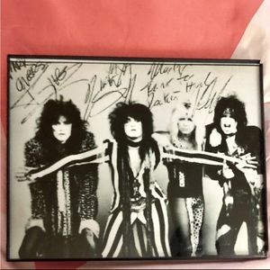 MOTLEY CRUE 8X10 SIGNED FRAMED PHOTO